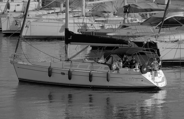 Italien Sicilien Medelhavet Marina Ragusa Ragusaprovinsen Maj 2023 Personer Segelbåt — Stockfoto