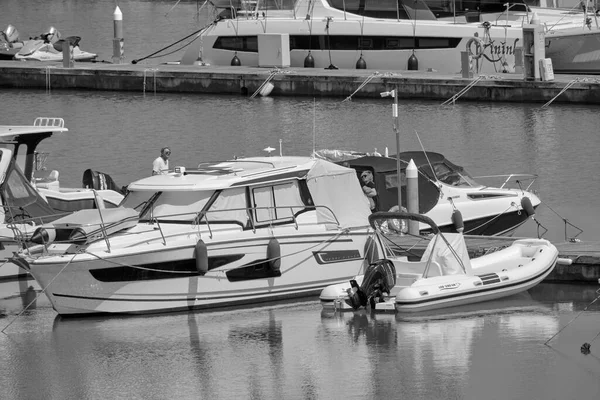 意大利 西西里 地中海 拉古萨港 拉古萨省 2023年5月28日 港口内的人员 汽艇和豪华游艇 Editorial — 图库照片