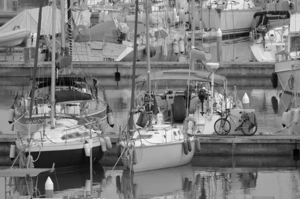 意大利 西西里 地中海 拉古萨海 拉古萨省 2023年5月29日 港口一艘帆船上的人 Editorial — 图库照片