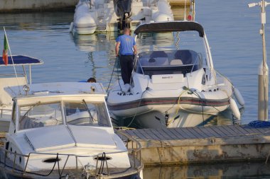 İtalya, Sicilya, Akdeniz, Marina di Ragusa (Ragusa Eyaleti); 29 Mayıs 2023, limandaki kauçuk teknelerde adamlar - EDITORIAL