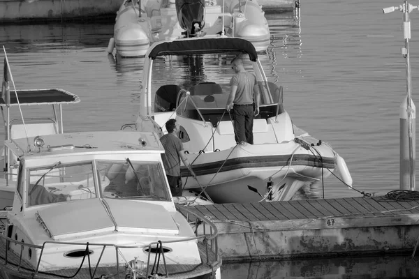 意大利 西西里 地中海 拉古萨海 拉古萨省 2023年5月29日 港口橡皮艇上的男子 Editorial — 图库照片