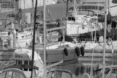 İtalya, Sicilya, Akdeniz, Marina di Ragusa (Ragusa ili); 30 Mayıs 2023, limanda lüks yatlar - EDITORIAL