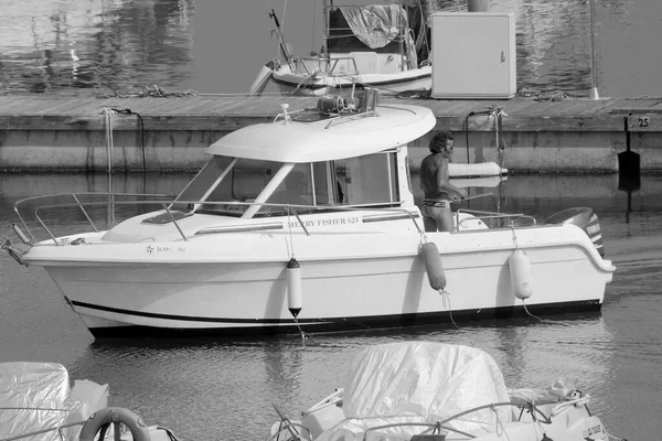 イタリア シチリア島 地中海 マリーナ ラグーザ ラグーザ州 2023年5月30日 港内のモーターボートに乗っている男性 Editorial — ストック写真