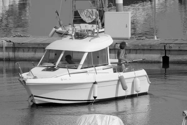 意大利 西西里 地中海 拉古萨海 拉古萨省 2023年5月30日 港口一艘汽艇上的男子 Editorial — 图库照片