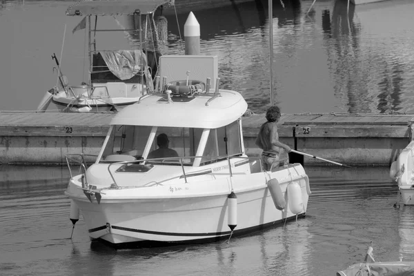 意大利 西西里 地中海 拉古萨海 拉古萨省 2023年5月30日 港口一艘汽艇上的男子 Editorial — 图库照片
