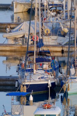 İtalya, Sicilya, Akdeniz, Marina di Ragusa (Ragusa ili); 1 Haziran 2023, limanda lüks yatlar - EDITORIAL