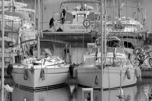 イタリア シチリア島 地中海 マリーナ ラグーザ ラグーザ州 6月2023 ポート内のセーリングボートの男 編集部 — ストック写真