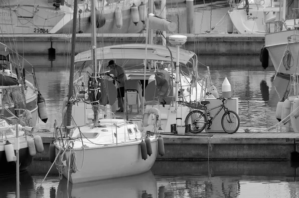 意大利 西西里 地中海 拉古萨海 拉古萨省 2023年6月1日 港口一艘帆船上的人 Editorial — 图库照片