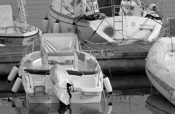 意大利 西西里 地中海 拉古萨港 拉古萨省 2023年6月1日 港口内的汽艇和豪华游艇 Editorial — 图库照片