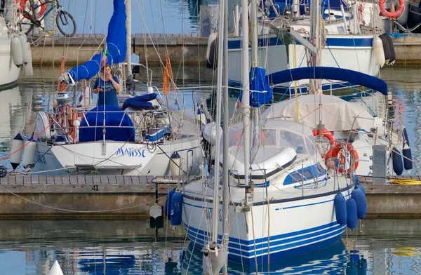 イタリア シチリア島 地中海 マリーナ ラグーザ ラグーザ州 6月2023 ポート内のセーリングボートの女性 編集部 — ストック写真