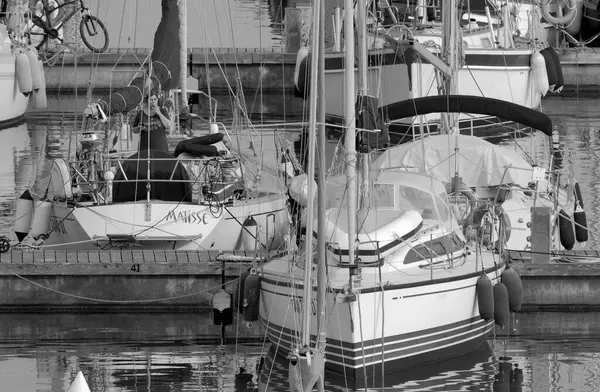 意大利 西西里 地中海 拉古萨海 拉古萨省 2023年6月1日 港口一艘帆船上的妇女 Editorial — 图库照片