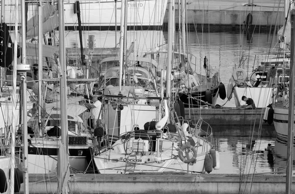 イタリア シチリア島 地中海 マリーナ ラグーザ ラグーザ州 6月2023 港の人々と帆船 Editorial — ストック写真