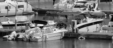 İtalya, Sicilya, Akdeniz, Marina di Ragusa (Ragusa ili); 2 Haziran 2023, limanda motorlu tekneler ve lüks yatlar - EDITORIAL