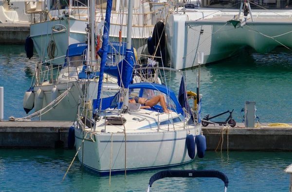 Italie Sicile Méditerranée Marina Ragusa Province Raguse Femme Sur Voilier — Photo