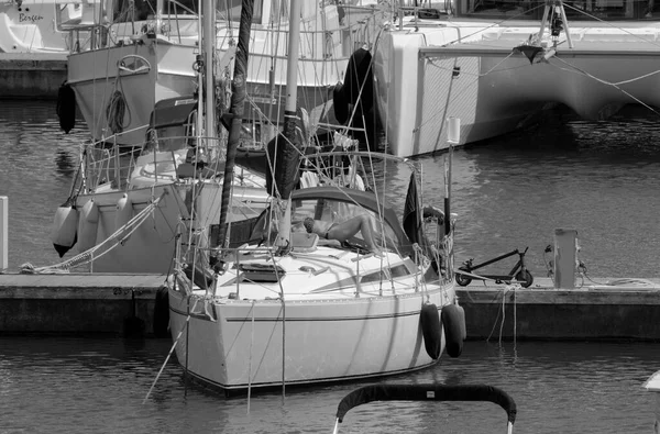 Italy Sicily Mediterranean Sea Marina Ragusa Ragusa Province Woman Sailing — Stock Photo, Image