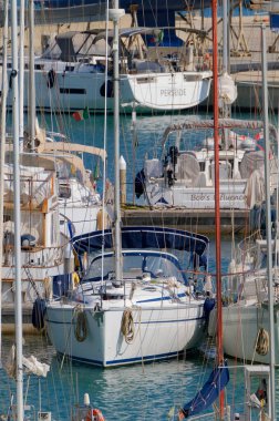 İtalya, Sicilya, Akdeniz, Marina di Ragusa (Ragusa ili); 2 Haziran 2023, limanda lüks yatlar - EDITORIAL