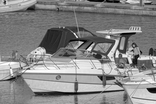 イタリア シチリア島 地中海 マリーナ ラグーザ ラグーザ州 6月2023 ポート内の豪華なヨットの人々 編集部 — ストック写真