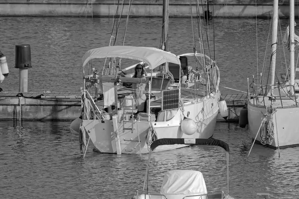 意大利 西西里 地中海 拉古萨海 拉古萨省 2023年6月2日 港口一艘帆船上的人 Editorial — 图库照片