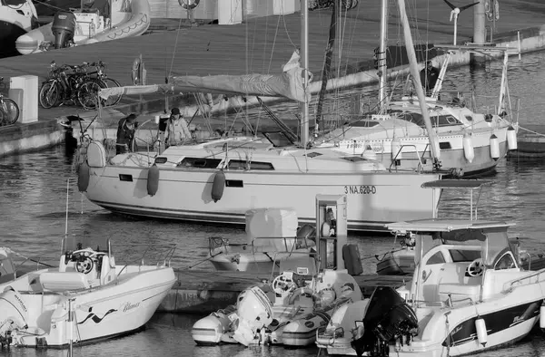 Italien Sicilien Medelhavet Marina Ragusa Ragusaprovinsen Juni 2023 Personer Segelbåt — Stockfoto