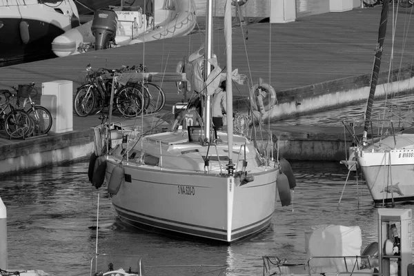 イタリア シチリア島 地中海 マリーナ ラグーザ ラグーザ州 6月2023 ポート内のセーリングボートの人々 編集部 — ストック写真