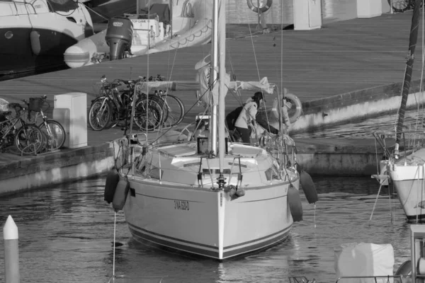意大利 西西里 地中海 拉古萨海 拉古萨省 2023年6月2日 港口一艘帆船上的乘客 Editorial — 图库照片