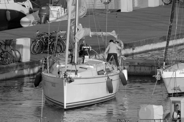 イタリア シチリア島 地中海 マリーナ ラグーザ ラグーザ州 6月2023 ポート内のセーリングボートの人々 編集部 — ストック写真