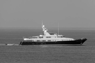 İtalya, Sicilya, Marina di Ragusa (Ragusa Eyaleti) Sicilya Kanalı 'nda lüks bir yat.