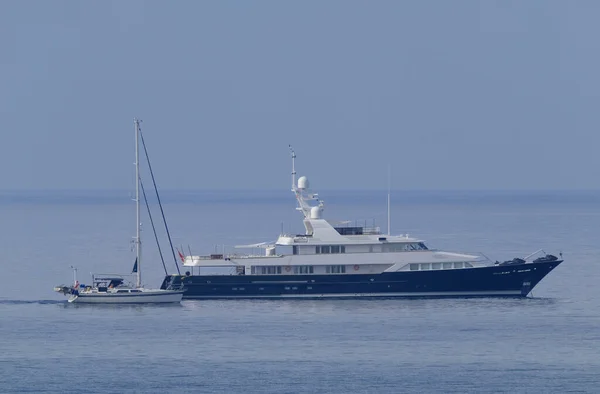 イタリア シチリア島 マリーナ ラグーザ ラグーザ州 シチリアチャンネルの大きな豪華なヨットとセーリングボート — ストック写真
