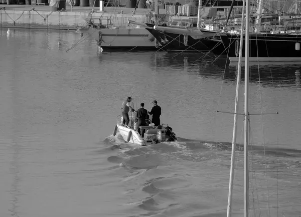 意大利 西西里 地中海 拉古萨海 拉古萨省 2023年6月3日 港口汽艇上的体育渔民 Editorial — 图库照片