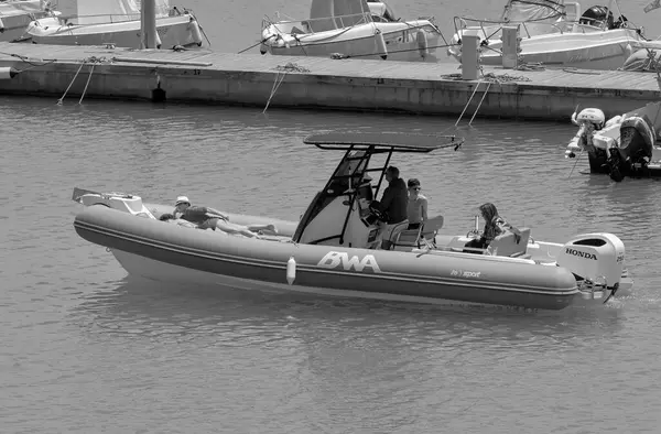 イタリア シチリア島 地中海 マリーナ ラグーザ ラグーザ州 6月2023 港のゴムボートに乗っている人々 Editorial — ストック写真