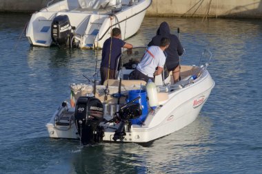 İtalya, Sicilya, Akdeniz, Marina di Ragusa (Ragusa Eyaleti); 3 Haziran 2023, limandaki bir motorlu teknede balıkçı - EDITORIAL