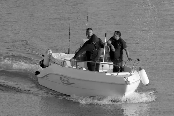 イタリア シチリア島 地中海 マリーナ ラグーザ ラグーザ州 6月2023 港のモーターボート上のスポーツ漁師 編集部 — ストック写真