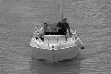 İtalya, Sicilya, Akdeniz, Marina di Ragusa (Ragusa Eyaleti); 4 Haziran 2023, limandaki bir motorlu teknede balıkçı - EDITORIAL