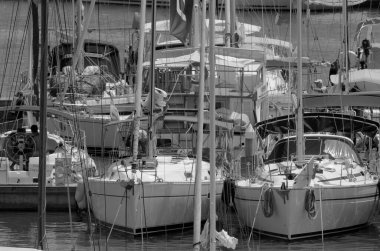 İtalya, Sicilya, Akdeniz, Marina di Ragusa (Ragusa ili); 4 Haziran 2023, limanda lüks yatlar - EDITORIAL