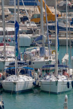 İtalya, Sicilya, Akdeniz, Marina di Ragusa (Ragusa ili); 4 Haziran 2023, limanda lüks yatlar - EDITORIAL