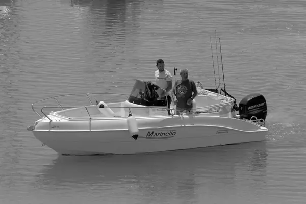 イタリア シチリア島 地中海 マリーナ ラグーザ ラグーザ州 6月2023 港のモーターボート上のスポーツ漁師 編集部 — ストック写真