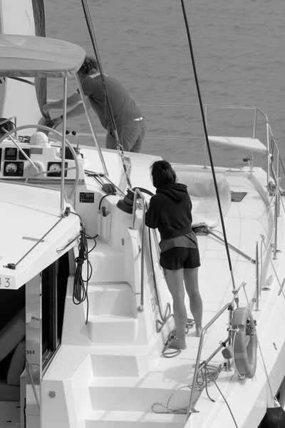 意大利 西西里 地中海 拉古萨海 拉古萨省 2023年6月4日 港口一艘帆船上的乘客 Editorial — 图库照片