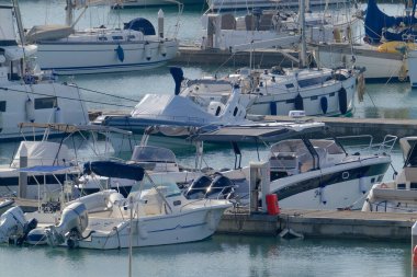 İtalya, Sicilya, Akdeniz, Marina di Ragusa (Ragusa ili); 8 Haziran 2023, limanda lüks yatlar - EDITORIAL