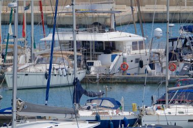 İtalya, Sicilya, Akdeniz, Marina di Ragusa (Ragusa ili); 8 Haziran 2023, limanda lüks yatlar - EDITORIAL