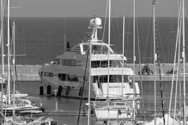 イタリア シチリア島 地中海 マリーナ ラグーザ ラグーザ州 6月2023 港に入る大きな豪華なヨットの景色 編集部 — ストック写真