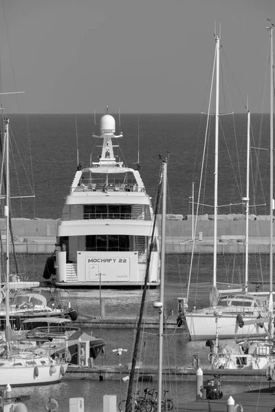 イタリア シチリア島 地中海 マリーナ ラグーザ ラグーザ州 6月2023 港に入る大きな豪華なヨットの景色 編集部 — ストック写真