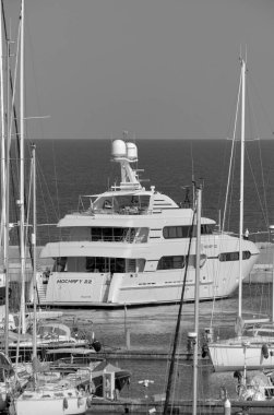 İtalya, Sicilya, Akdeniz, Marina di Ragusa (Ragusa Eyaleti); 8 Haziran 2023, limana giren büyük lüks yat manzarası - EDITORIAL