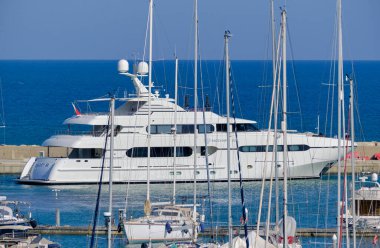 İtalya, Sicilya, Akdeniz, Marina di Ragusa (Ragusa Eyaleti); 8 Haziran 2023, limana giren büyük lüks yat manzarası - EDITORIAL