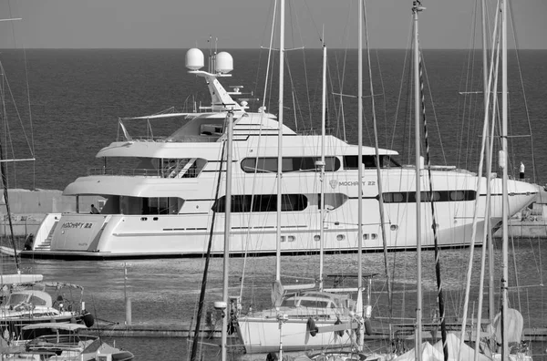 意大利 西西里 地中海 拉古萨海 拉古萨省 2023年6月8日 看到一艘大型豪华游艇进入港口 Editorial — 图库照片
