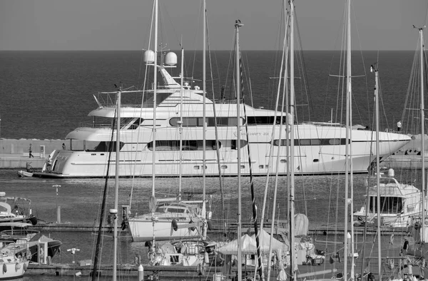 意大利 西西里 地中海 拉古萨海 拉古萨省 2023年6月8日 看到一艘大型豪华游艇进入港口 Editorial — 图库照片