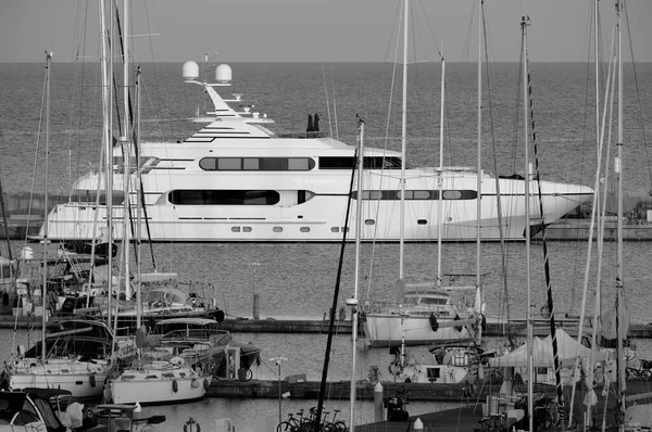 イタリア シチリア島 地中海 マリーナ ラグーザ ラグーザ州 6月2023 日没時に港で大きな豪華なヨットの眺め Editorial — ストック写真