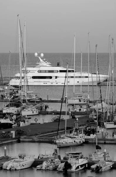 意大利 西西里 地中海 拉古萨海 拉古萨省 2023年6月8日 日落时在港口看到一艘大型豪华游艇 Editorial — 图库照片