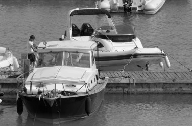 İtalya, Sicilya, Akdeniz, Marina di Ragusa (Ragusa Eyaleti); 9 Haziran 2023, limandaki insanlar ve lüks yatlar - EDITORIAL