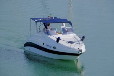 İtalya, Sicilya, Akdeniz, Marina di Ragusa (Ragusa Eyaleti); 9 Haziran 2023, limanda lüks bir yatta erkekler - EDITORIAL