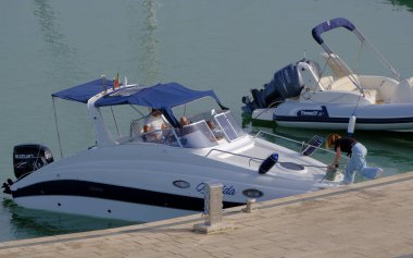 İtalya, Sicilya, Akdeniz, Marina di Ragusa (Ragusa Eyaleti); 9 Haziran 2023, limanda lüks bir yatta insanlar - EDITORIAL